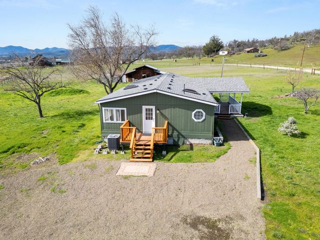 533 Chateau Drive, Eagle Point, OR 97524