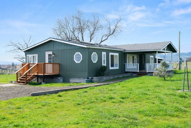 533 Chateau Drive, Eagle Point, OR 97524