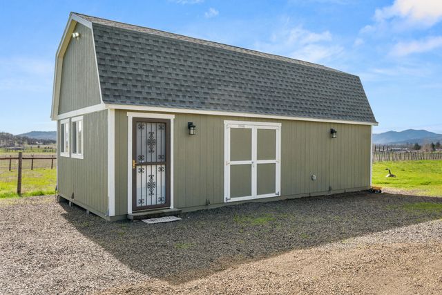 533 Chateau Drive, Eagle Point, OR 97524
