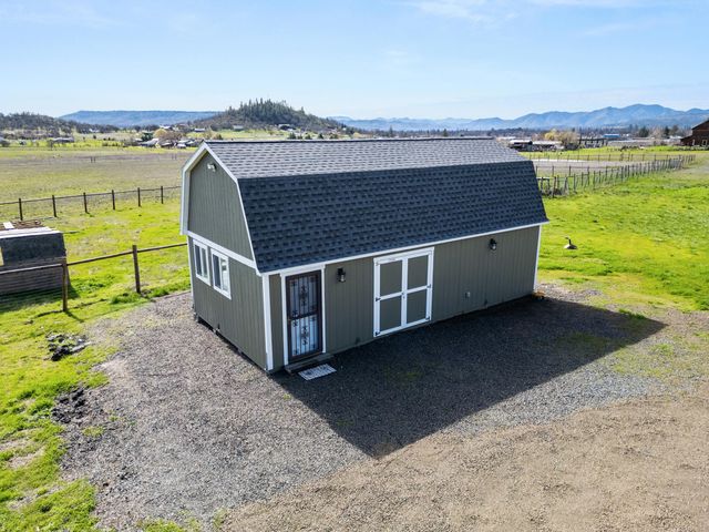 533 Chateau Drive, Eagle Point, OR 97524