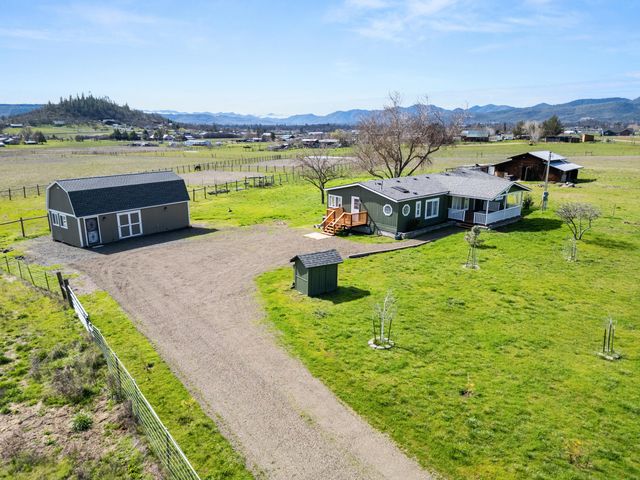 533 Chateau Drive, Eagle Point, OR 97524
