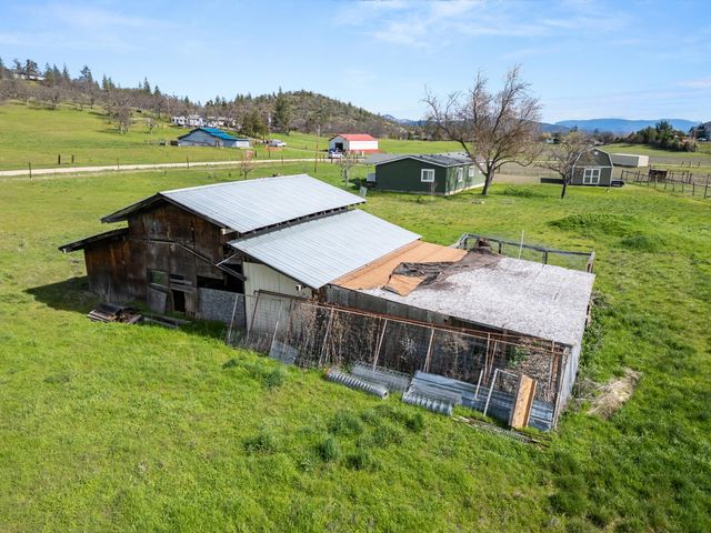 533 Chateau Drive, Eagle Point, OR 97524