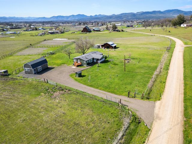 533 Chateau Drive, Eagle Point, OR 97524