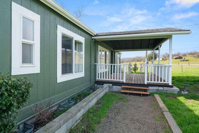 533 Chateau Drive, Eagle Point, OR 97524