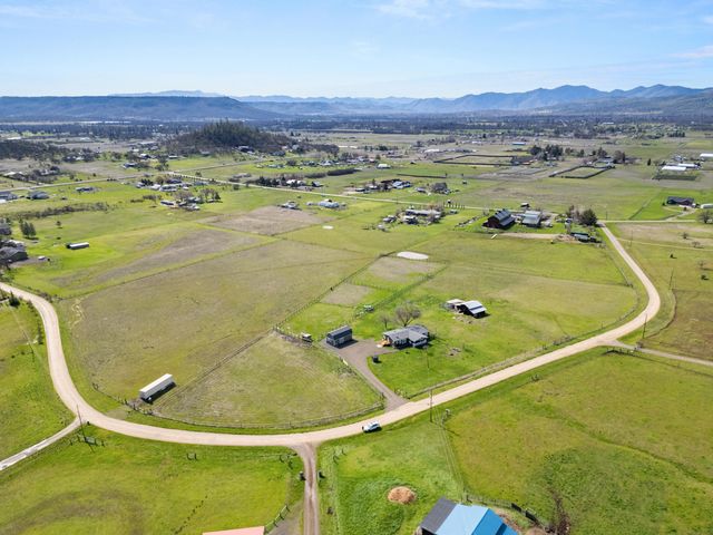 533 Chateau Drive, Eagle Point, OR 97524