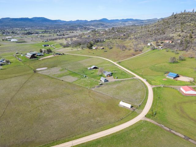 533 Chateau Drive, Eagle Point, OR 97524