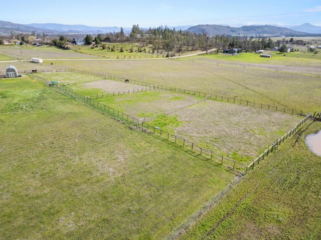 533 Chateau Drive, Eagle Point, OR 97524