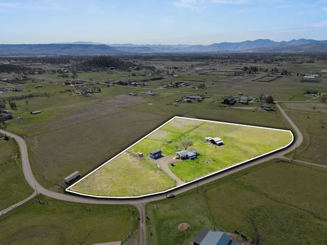 533 Chateau Drive, Eagle Point, OR 97524