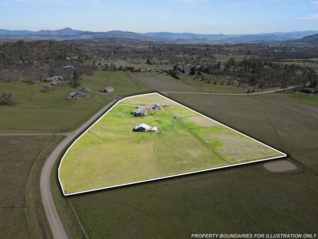 533 Chateau Drive, Eagle Point, OR 97524