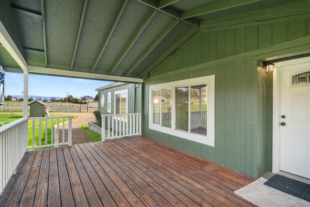 533 Chateau Drive, Eagle Point, OR 97524