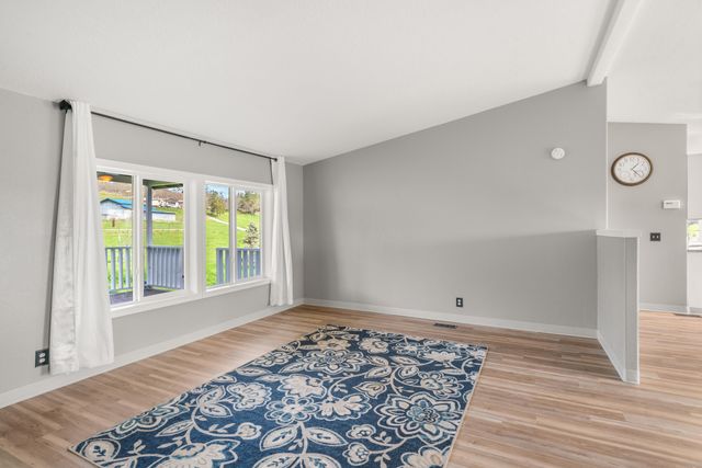 533 Chateau Drive, Eagle Point, OR 97524