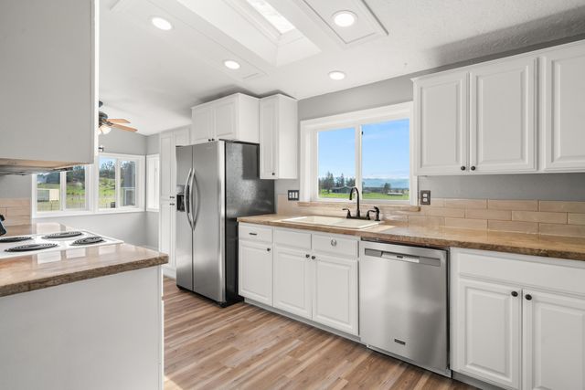 533 Chateau Drive, Eagle Point, OR 97524