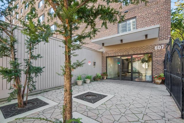607 W Wrightwood Avenue 809, Chicago, IL 60614