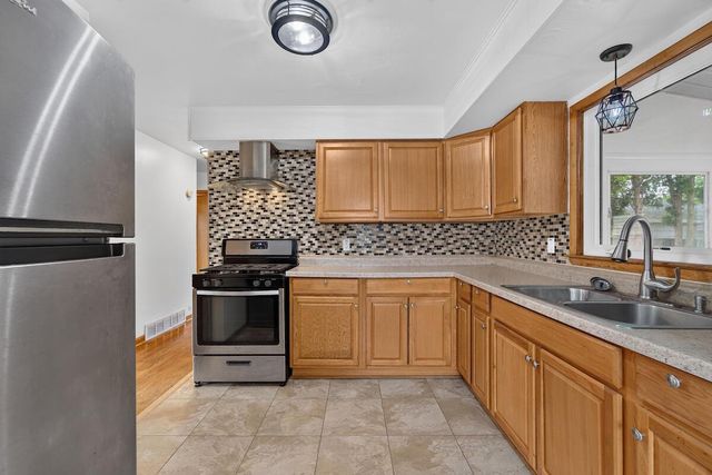 3627 Regency DRIVE, Racine, WI 53402