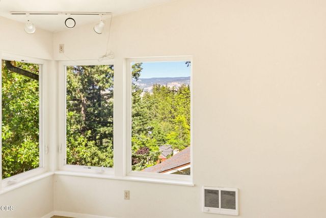 1105 Ivy Lane, Ashland, OR 97520