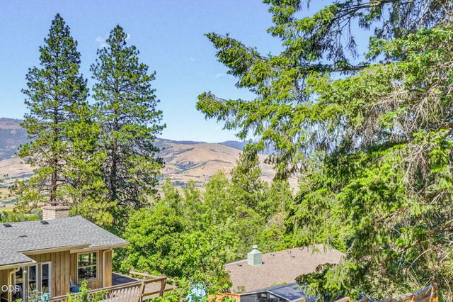 1105 Ivy Lane, Ashland, OR 97520