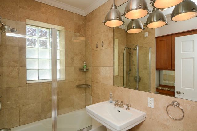 3614 N Bosworth Avenue 1F, Chicago, IL 60613