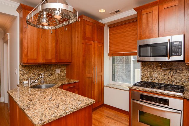 3614 N Bosworth Avenue 1F, Chicago, IL 60613