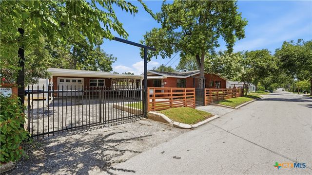 596 Willow Avenue, New Braunfels, TX 78130