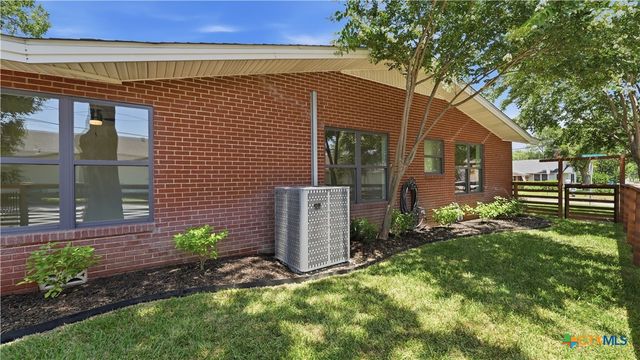 596 Willow Avenue, New Braunfels, TX 78130