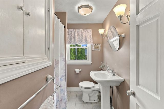 1040 Greenwich Avenue, Warwick, RI 02886
