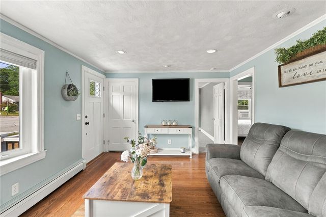 1040 Greenwich Avenue, Warwick, RI 02886