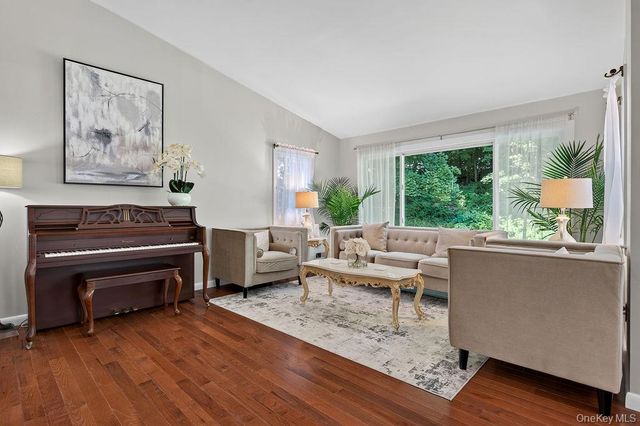 11 Oakridge Road, White Plains, NY 10607