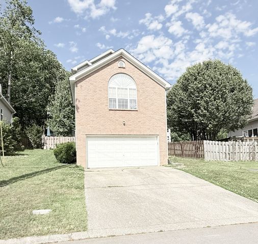 4040 Farmingham Woods Dr, Hermitage, TN 37076