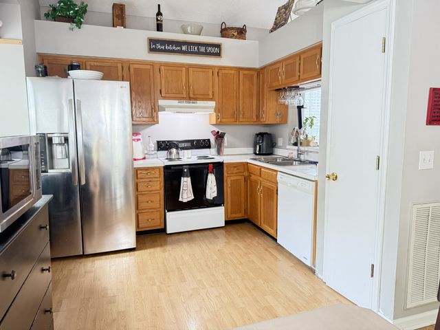 4040 Farmingham Woods Dr, Hermitage, TN 37076