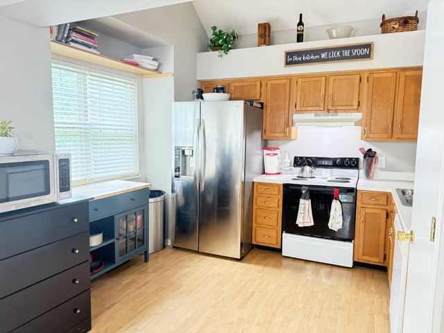 4040 Farmingham Woods Dr, Hermitage, TN 37076
