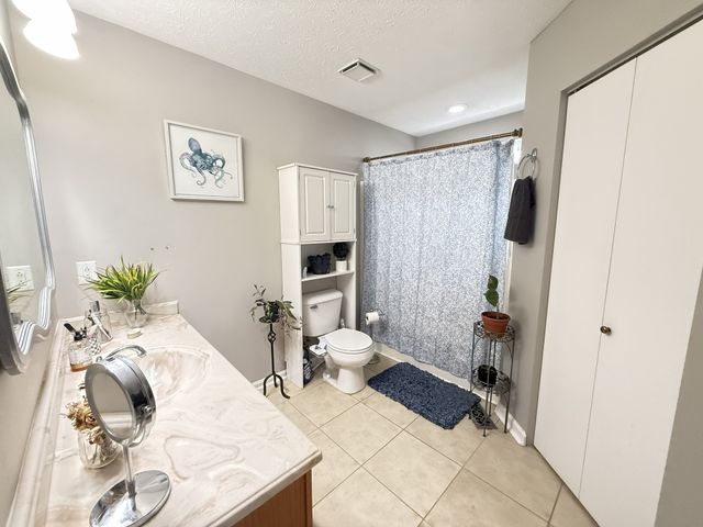 4040 Farmingham Woods Dr, Hermitage, TN 37076