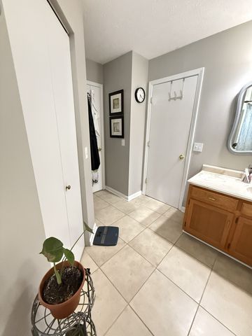 4040 Farmingham Woods Dr, Hermitage, TN 37076