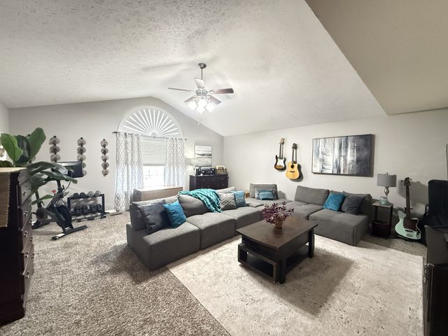 4040 Farmingham Woods Dr, Hermitage, TN 37076