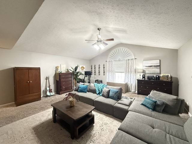 4040 Farmingham Woods Dr, Hermitage, TN 37076