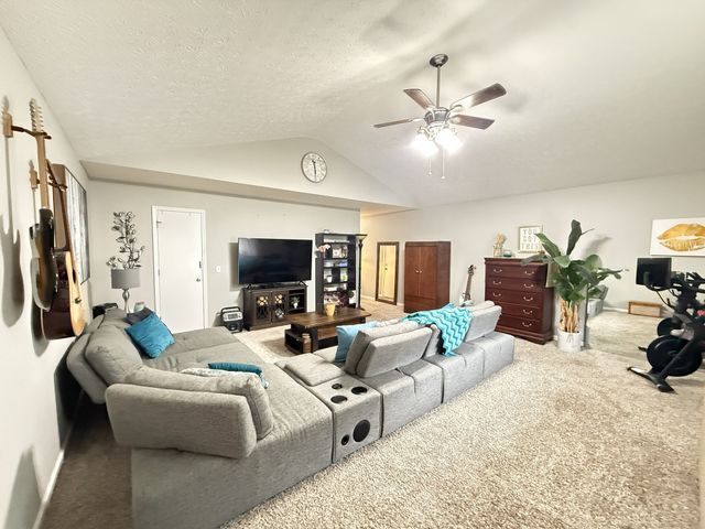 4040 Farmingham Woods Dr, Hermitage, TN 37076