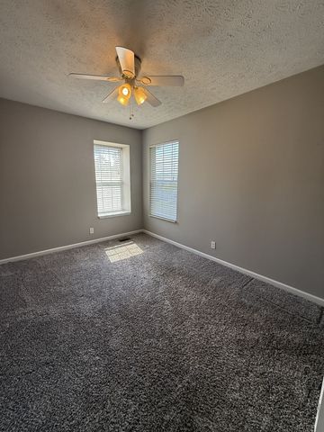4040 Farmingham Woods Dr, Hermitage, TN 37076