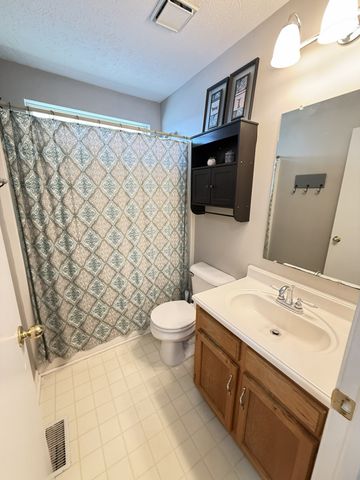 4040 Farmingham Woods Dr, Hermitage, TN 37076