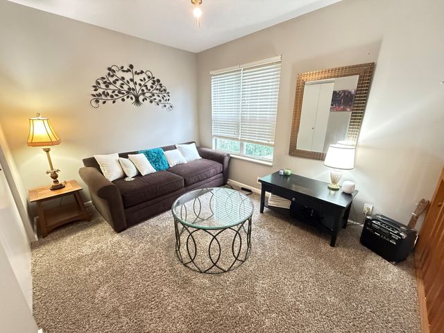 4040 Farmingham Woods Dr, Hermitage, TN 37076