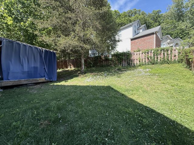 4040 Farmingham Woods Dr, Hermitage, TN 37076