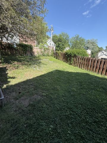 4040 Farmingham Woods Dr, Hermitage, TN 37076