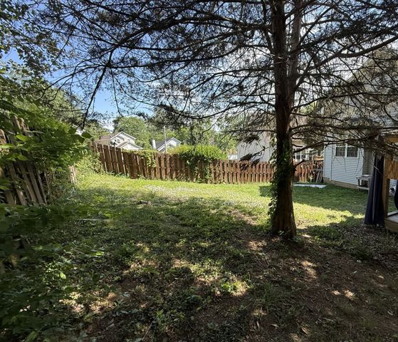 4040 Farmingham Woods Dr, Hermitage, TN 37076