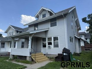 1005 S 38th Street, Omaha, NE 68105