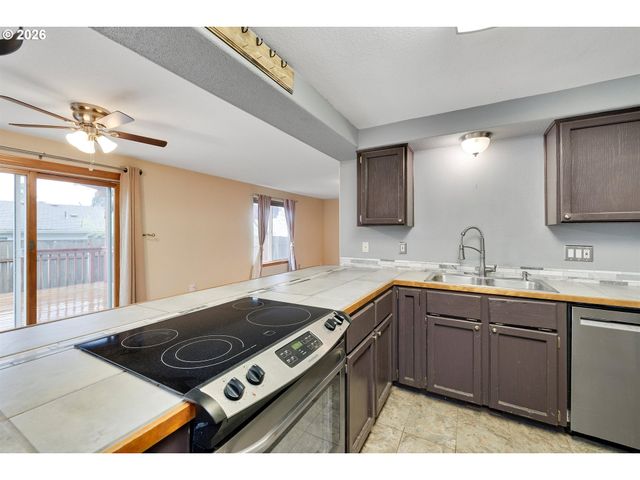 93 SALMON St, St Helens, OR 97051