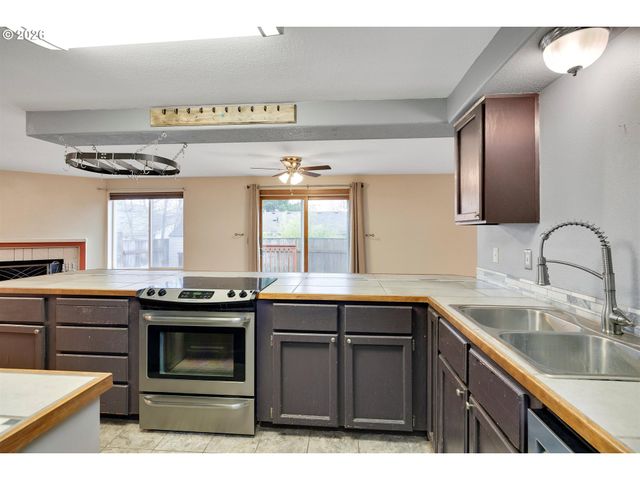 93 SALMON St, St Helens, OR 97051