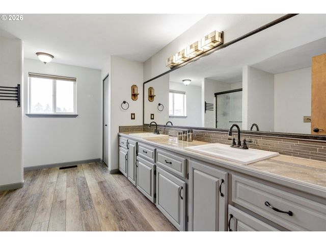 93 SALMON St, St Helens, OR 97051