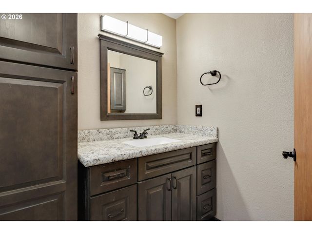 93 SALMON St, St Helens, OR 97051