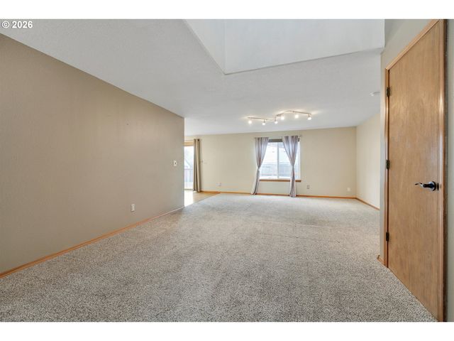 93 SALMON St, St Helens, OR 97051