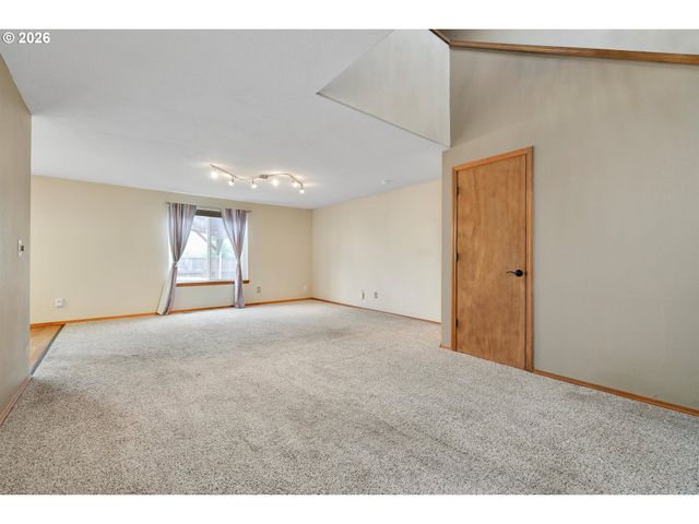 93 SALMON St, St Helens, OR 97051