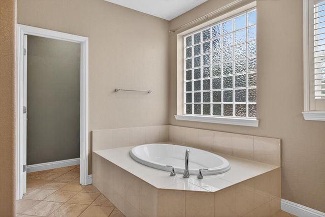 3241 Village Center Dr, Roseville, CA 95747