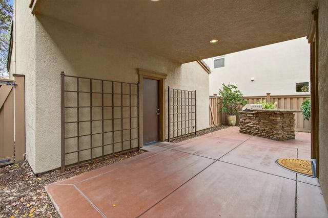 3241 Village Center Dr, Roseville, CA 95747